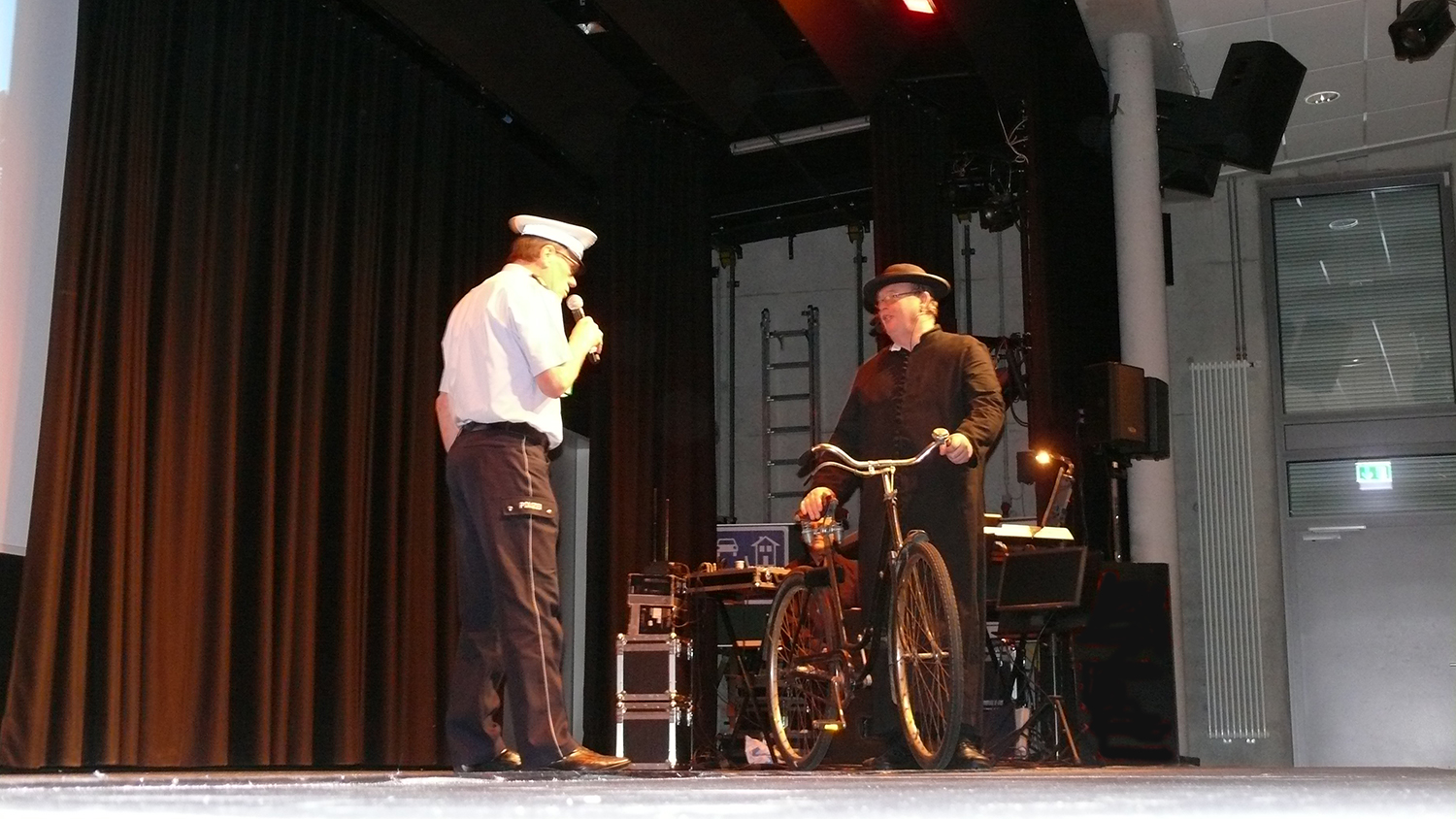 Polizeibeamte als Schauspieler auf der Bühne