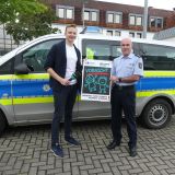 Sascha Erdelhoff vom Hellwegradio und Polizeidirektor Thomas Link mit dem Plakat