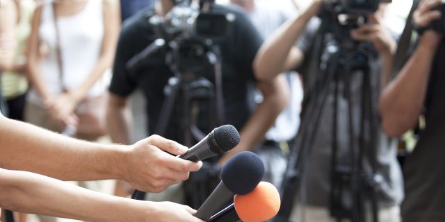 Reporter mit Kameras und Mikrofonen