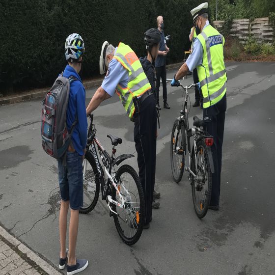 Polizei kontrolliert Verkehrssicherheit von Fahrrädern
