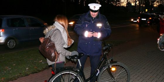 Polizeibeamter bei einer Fahrradkontrolle